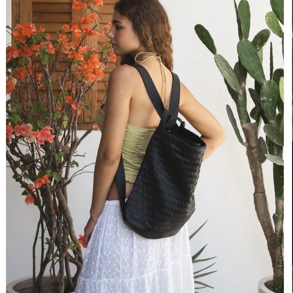 New Mandrn Leather ‘Evra’ Woven Tote black backpack - Picture 4 of 17